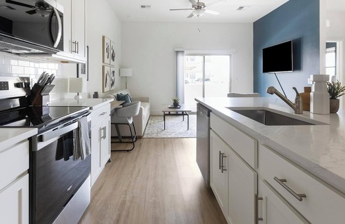 Casas Adobes Apartment | Landing | Modern 2BD, Pool
