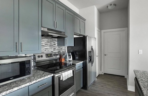Nassau Bay Apartment | Landing | Modern 2BD, Yoga Studio, Pool