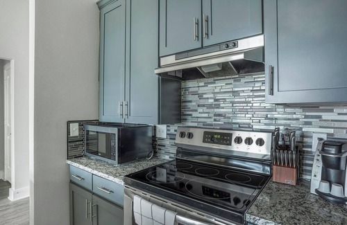 Nassau Bay Apartment | Landing | Modern 2BD, Yoga Studio, Pool