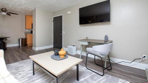Temecula Apartment | Modern Apartment with Pool & Pet-Friendly Amenities