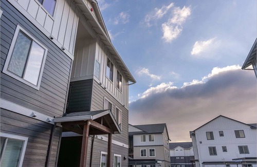 Woodburn Apartment | Landing | Modern Studio, Gym, Pool