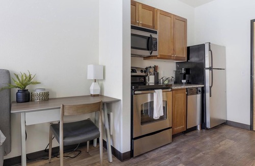 Pearl District Apartment | Landing | Spectacular Studio, Gym, Courtyard