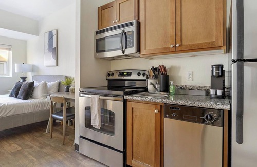 Pearl District Apartment | Landing | Spectacular Studio, Gym, Courtyard