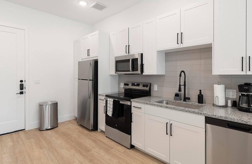 Denton Apartment | Landing | Stylish 1BD in Denton
