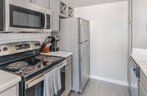 Briarforest Apartment | Landing | Stylish 1BD, Pool, Gym