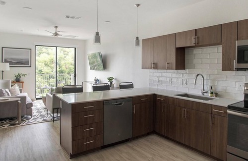 Brentwood Apartment | Landing | Stylish 1BD, Rooftop Lounge, Courtyard
