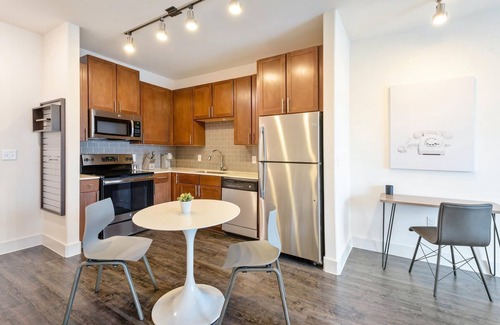 Lockhart Apartment | Landing | Stylish 2BD, Clubhouse, Gym