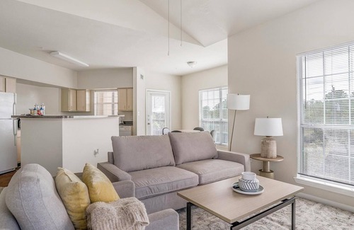 Southbelt/Ellington Apartment | Landing | Stylish 2BD, Pool, Gym