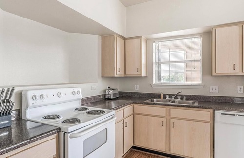 Southbelt/Ellington Apartment | Landing | Stylish 2BD, Pool, Gym