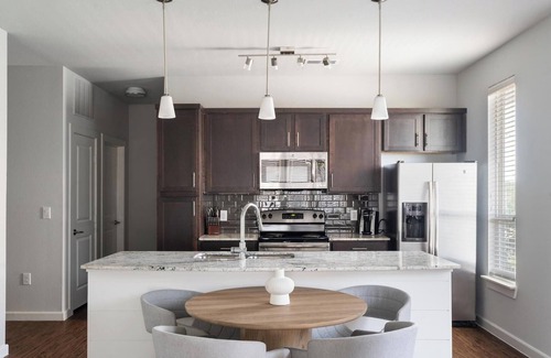 Buda Apartment | Landing | Stylish 2BD, Pool, Gym
