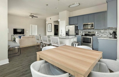 Nassau Bay Apartment | Explore Voyager at Space Center: 2 Bedrooms, Pet Friendly