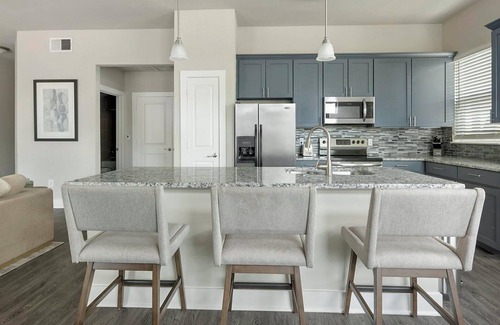 Nassau Bay Apartment | Explore Voyager at Space Center: 2 Bedrooms, Pet Friendly