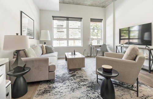 Englewood Apartment | Landing | Stylish Studio, Gym, Rooftop Lounge