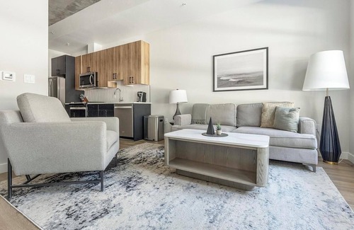 Englewood Apartment | Landing | Stylish Studio, Gym, Rooftop Lounge