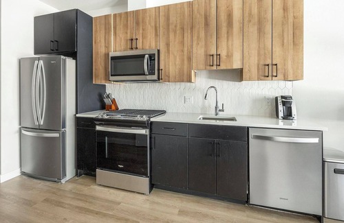 Englewood Apartment | Landing | Stylish Studio, Gym, Rooftop Lounge
