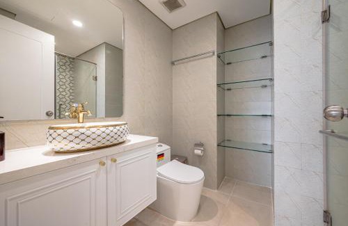 Hang Xanh Hotel | Experience Landmark 81 Aurora with Top-Rated Amenities