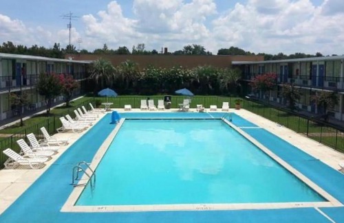 New Llano Hotel | Convenient Landmark Hotel with Pool and Pet-Friendly Options