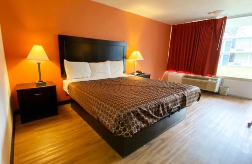 New Llano Hotel | Convenient Landmark Hotel with Pool and Pet-Friendly Options