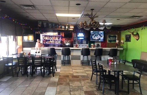 New Llano Hotel | Convenient Landmark Hotel with Pool and Pet-Friendly Options