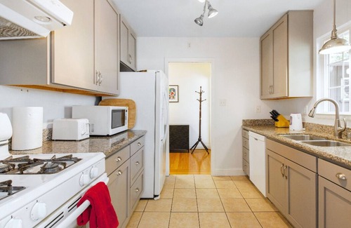 Berkeley Hills House | Inviting Landmark North Berkeley Home with Breakfast & Kitchen