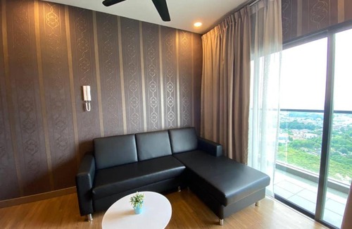 Kampung Bukit Dukong Apartment | Discover Landmark Residence: 4-Star Stay with Hot Tub