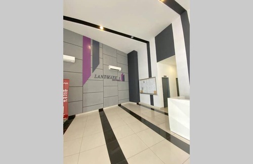 Kampung Bukit Dukong Apartment | Discover Landmark Residence: 4-Star Stay with Hot Tub