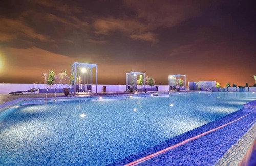 Kampung Bukit Dukong Apartment | Discover Landmark Residence: 4-Star Stay with Hot Tub