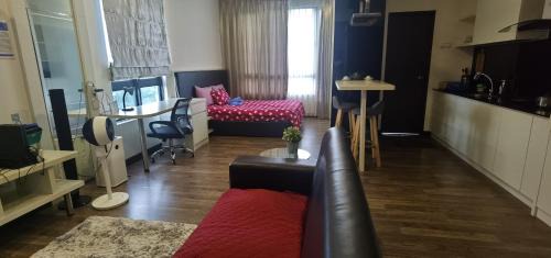 Kampung Bukit Dukong Apartment | Convenient Landmark Residence 2 with Pool & Hot Tub Access