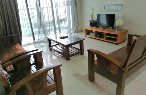 Kampung Bukit Dukong Apartment | Convenient Landmark Residence 2 with Pool & Hot Tub Access