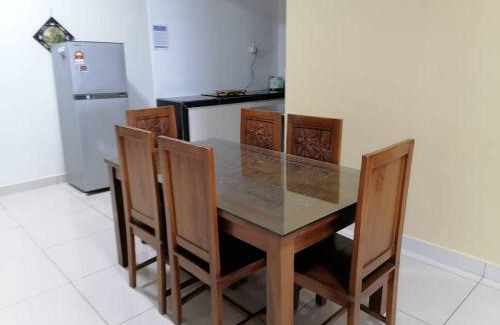 Kampung Bukit Dukong Apartment | Convenient Landmark Residence 2 with Pool & Hot Tub Access