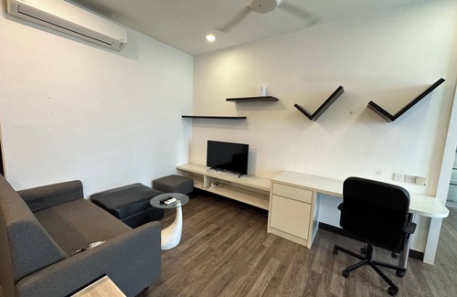 Kampung Bukit Dukong Apartment | Cozy Studio at Landmark Residence with Pool & Netflix