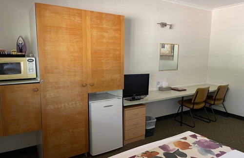 Barcaldine Hotel | Discover Comfort at Landsborough Lodge Motel: Rated 9.6/10