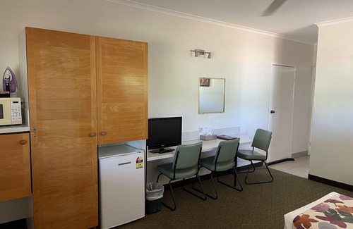 Barcaldine Hotel | Discover Comfort at Landsborough Lodge Motel: Rated 9.6/10