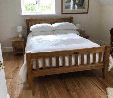 Alresford House | Top-Rated Lane End Cottage: Perfect for Family Getaways