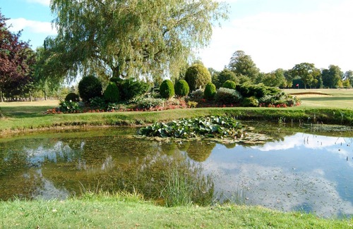 High Wycombe Hotel | Discover Lane End: Family-Friendly Retreat with Breakfast