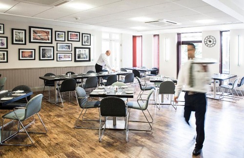 High Wycombe Hotel | Discover Lane End: Family-Friendly Retreat with Breakfast