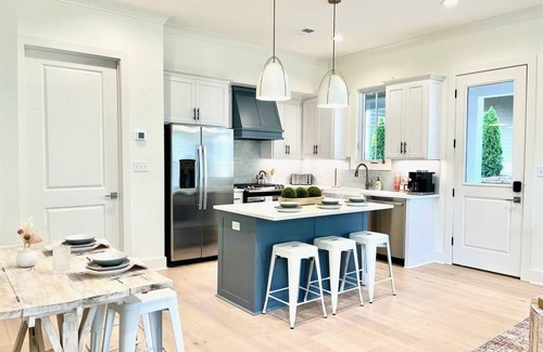 Oxford House | Lane Station - 3 King Suites + Screened Porch!