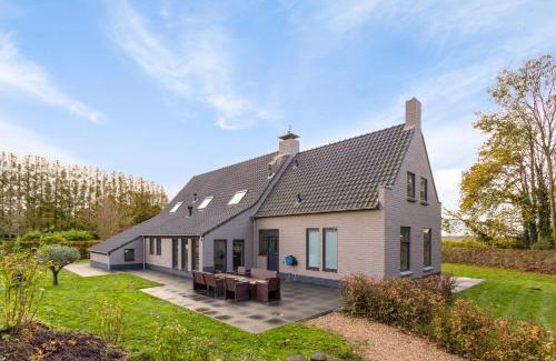 Ouddorp Villa | Indulge at Langedijk 2 - Ouddorp: Hot Tub & Comfort Await