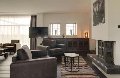 Ouddorp Villa | Indulge at Langedijk 2 - Ouddorp: Hot Tub & Comfort Await