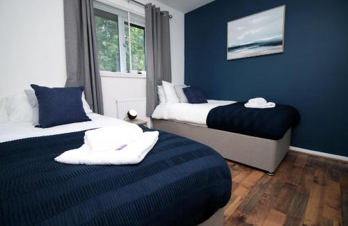 Langstone House | Family-Friendly Retreat at Langstone Close by Tŷ SA