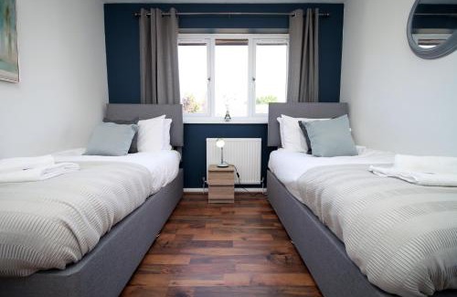 Langstone House | Family-Friendly Retreat at Langstone Close by Tŷ SA