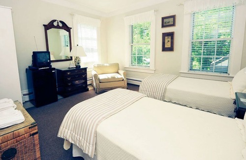 Nantucket Town House | Cozy Languedoc Inn & 3 Hussey St Guest House with Ocean Views