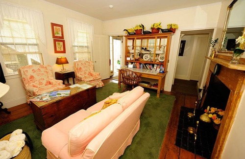 Nantucket Town House | Cozy Languedoc Inn & 3 Hussey St Guest House with Ocean Views