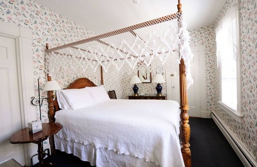 Nantucket Town House | Cozy Languedoc Inn & 3 Hussey St Guest House with Ocean Views