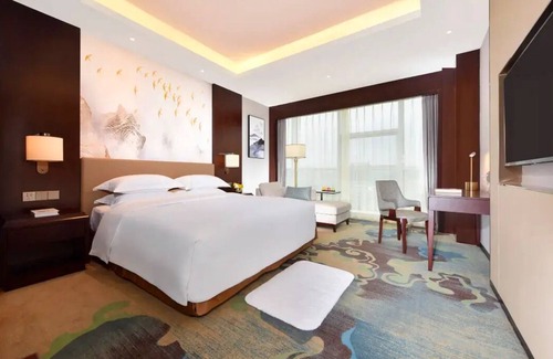 Bijie Hotel | Relax at Langyue International Hotel with Pool & Dining