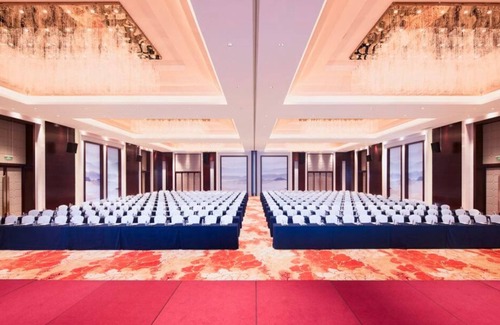 Bijie Hotel | Relax at Langyue International Hotel with Pool & Dining