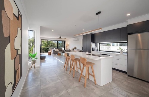 Marcoola House | Lani's Absolute Beachfront- Hot tub 1 min to beach