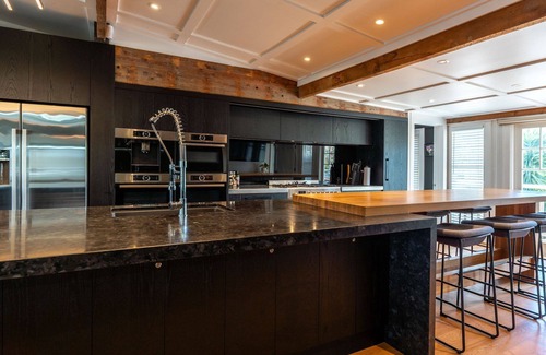 Surfdale Apartment | Unforgettable Lannan Beach House Experience on Waiheke