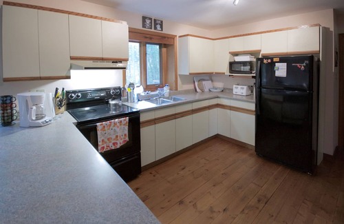 Grand Bend Cottage | Discover Lansdown Cottage near Pinery Park in Grand Bend