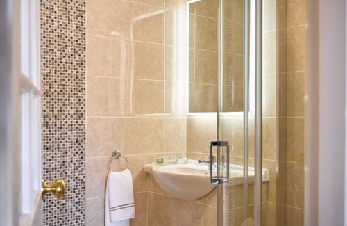 Kenmare Hotel | Experience Lansdowne Kenmare: A 4-Star Gem with Family Amenities
